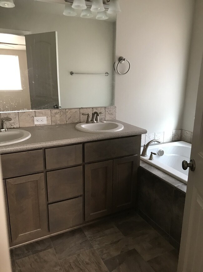 Building Photo - Beautiful Three Bedroom In Kennewick - Move in Ready!!