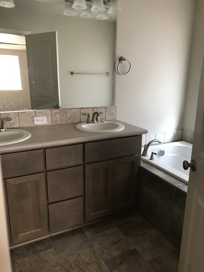 Building Photo - Beautiful Three Bedroom In Kennewick