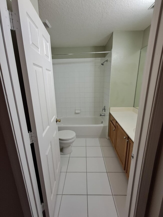 Building Photo - 9759 Lago Dr