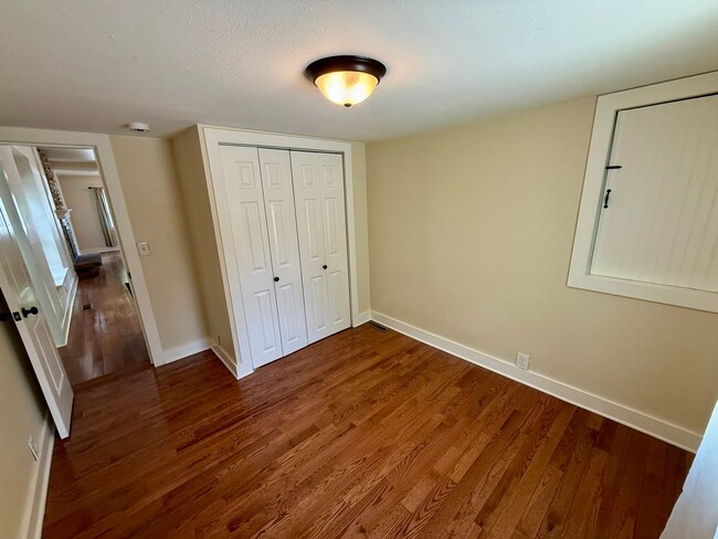 Building Photo - Downtown Charmer with Many Updates