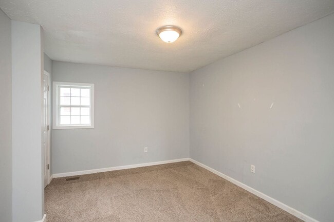 Building Photo - 3 Bed home in Carthage with large basement!
