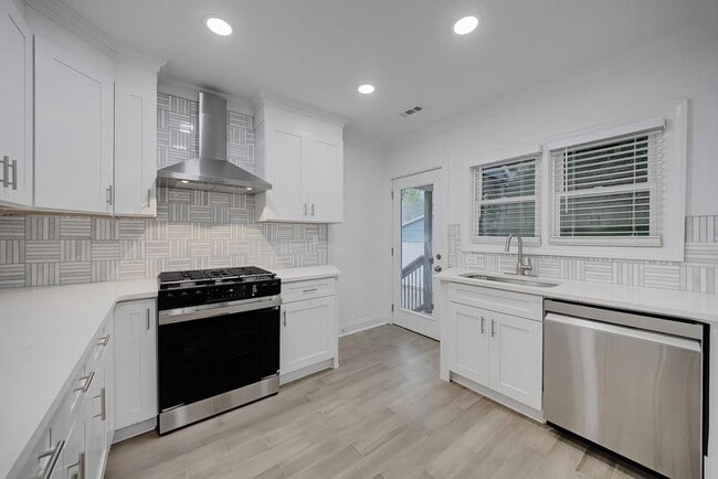 Building Photo - 593 Lynnhaven Dr SW
