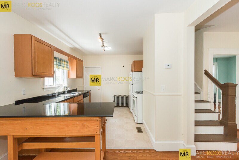 Building Photo - 46 Hobson St