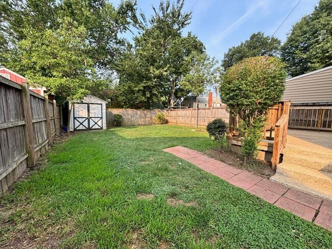 Building Photo - 2705 Fort Dr