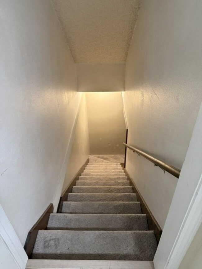Building Photo - House For Lease