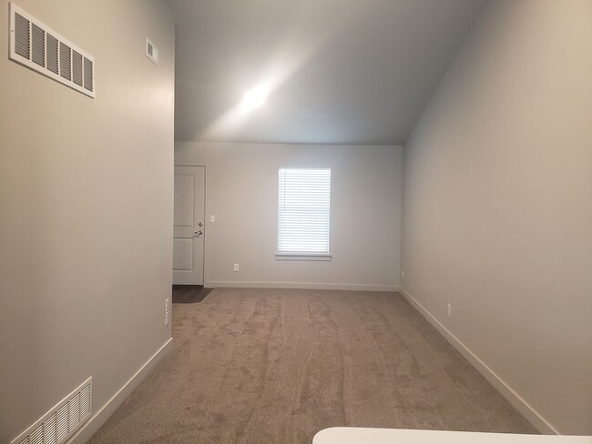 Building Photo - 2 Bed 1 Bath in Springville!!