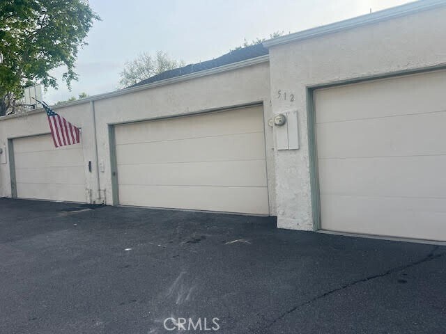 Building Photo - 520 Breezewood Ct