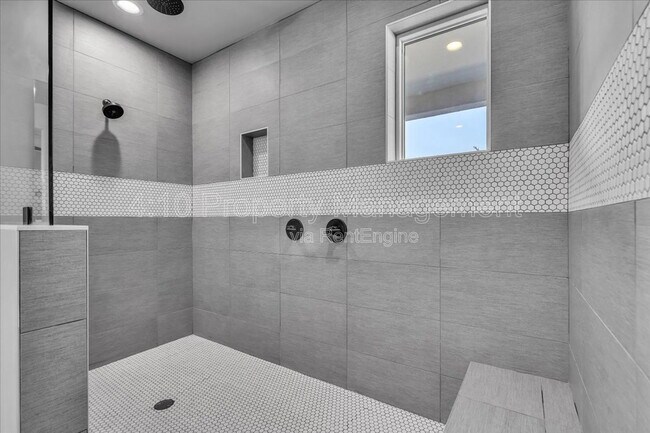 Building Photo - 1111 E Missouri Ave