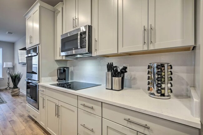 Building Photo - Luxury 3BR/2.5BA Condo w/ Balcony and Rooftop Terrace & Garage – Walk to One Loudoun