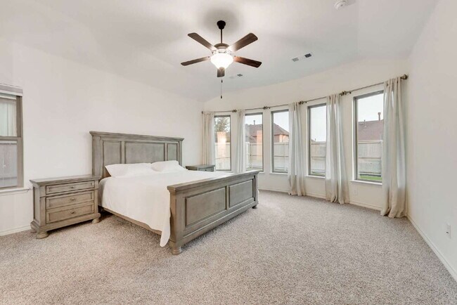 Building Photo - "Spacious 4-Bedroom Retreat with 2.5 Baths...