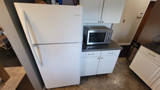 Building Photo - Clean 4 Bedroom Ready For Rent