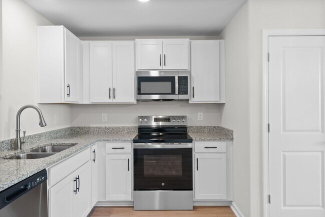 Building Photo - Close to downtown Clarksville & APSU! 2 Bed/2.5 Bath townhouse!