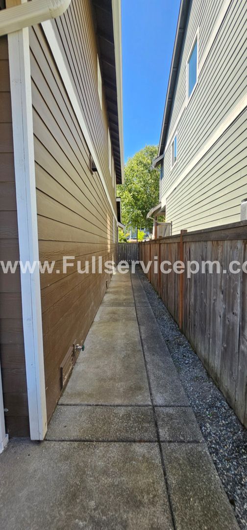 Building Photo - Newer Incredible home with all the amenities!