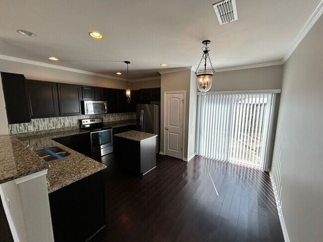 Building Photo - Spacious 5-Bedroom Home with Modern Amenit...
