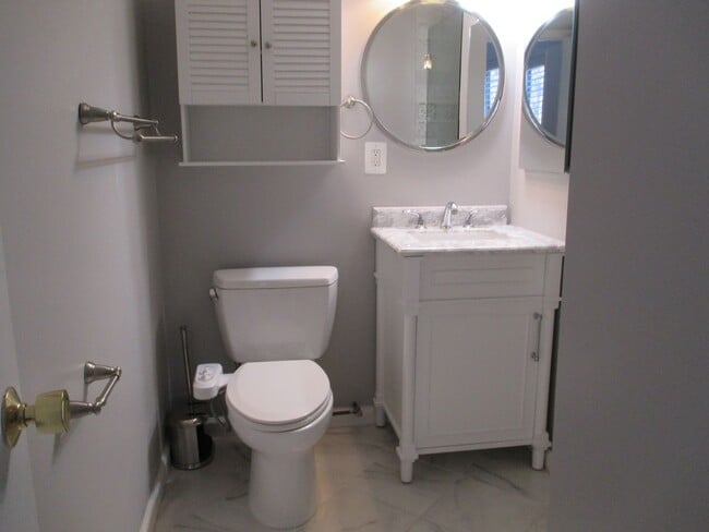 Building Photo - Two Bedroom, Two Bath Condo Located Near T...