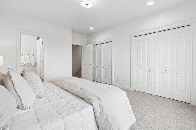 Building Photo - Spectacular SW Portland 2 bedroom Townhouse