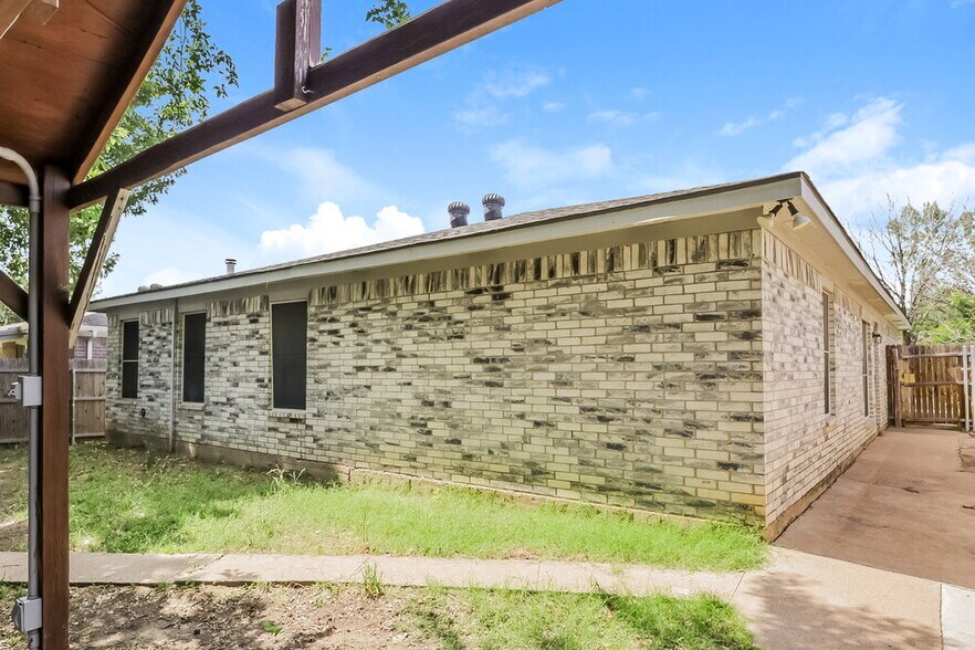 Building Photo - 5909 Northfield Dr
