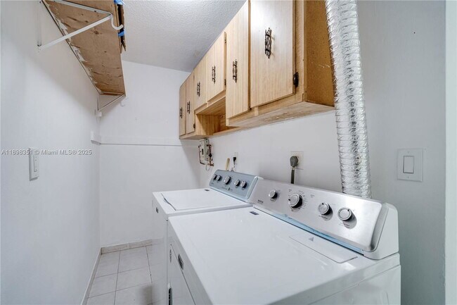 Building Photo - 3437 SW 25th St