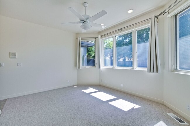 Building Photo - Large 3,767 sqft home on a 10,000 sqft lot- 2 bed located on 1st floor w/ separate entrance - Top...