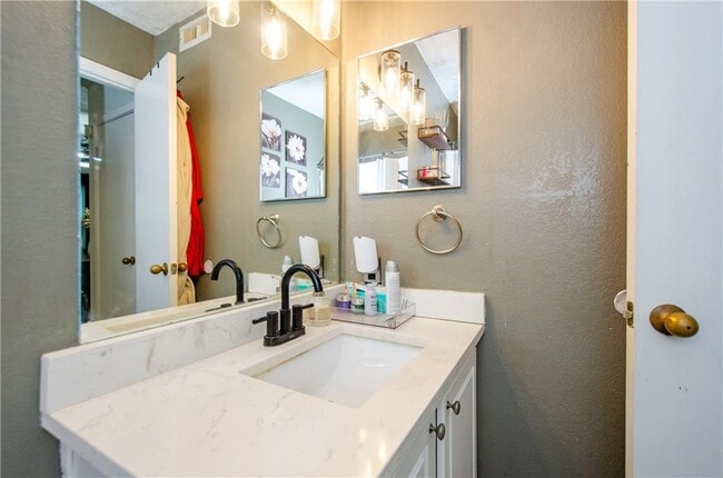 Building Photo - 5157 Roswell Rd NE