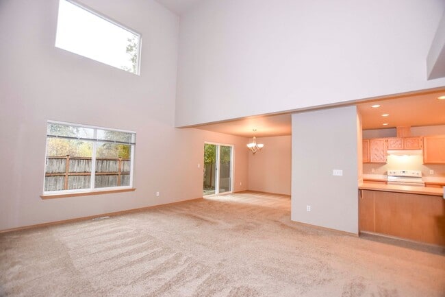 Building Photo - 2-story home on private cul-de-sac!