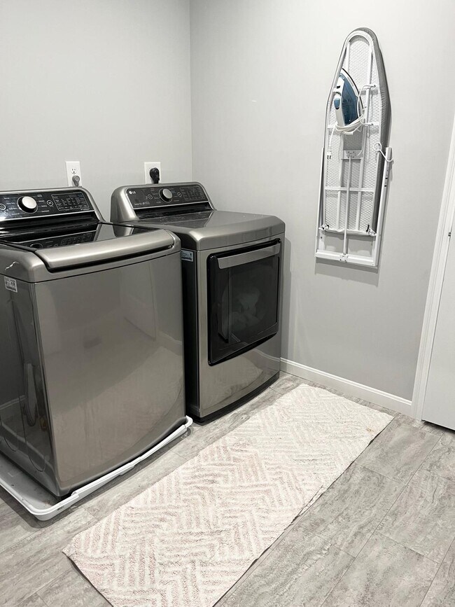 Building Photo - 176 Harness Way