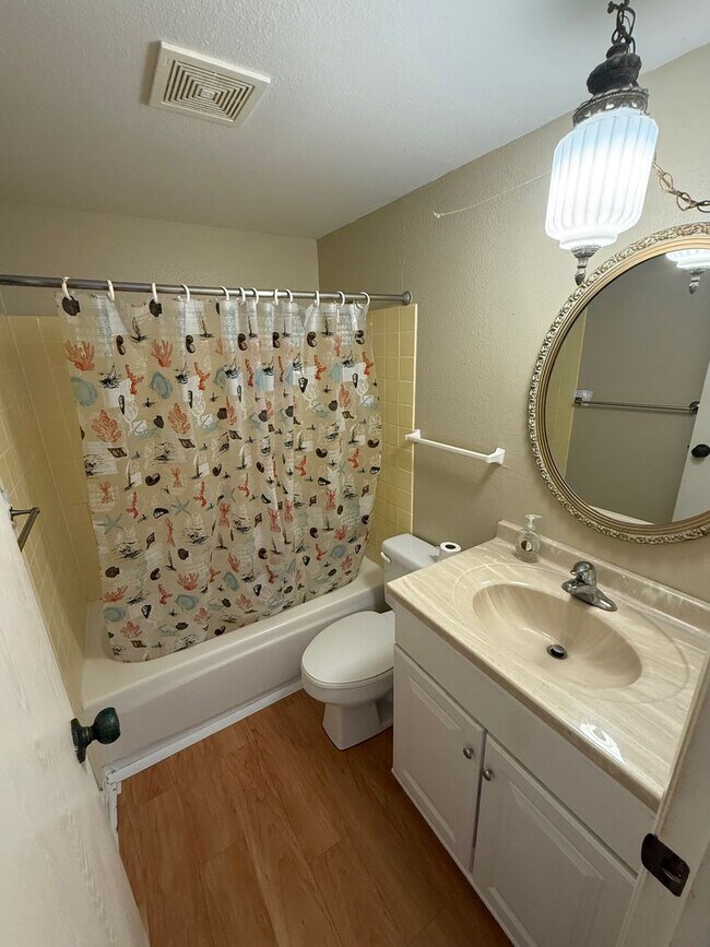 Building Photo - $1,500 / 1 Bed / 2 Bath Furnished Condo (Kailua Kona)