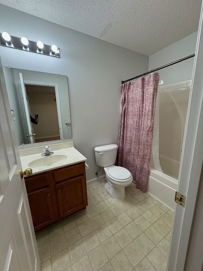 Building Photo - Spacious Home with Three Private Suites
