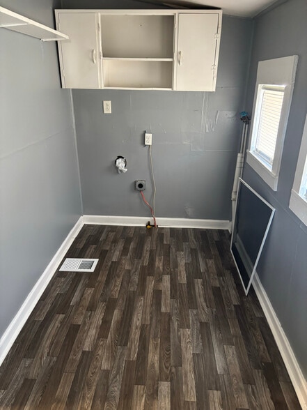 Building Photo - 901 W Valley St