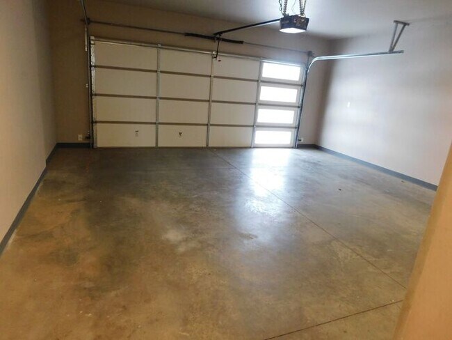 Building Photo - Spacious 5-Bedroom Home with Luxury Features & Prime Location!