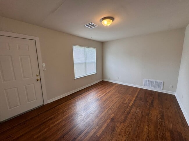 Building Photo - 2 bed 1 bath huge outdoor space and one car garage in Norman!