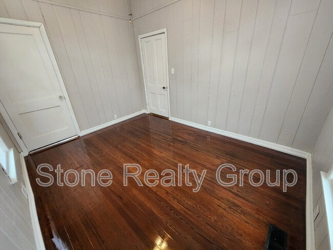 Building Photo - 1401 S 25th St