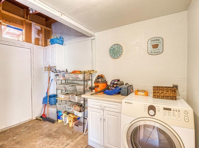 Building Photo - Clean and Spacious SFH downtown