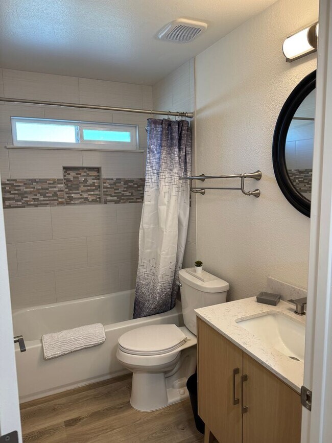 Building Photo - Beautifully Renovated 2 Bedroom Condo - Partially Furnished