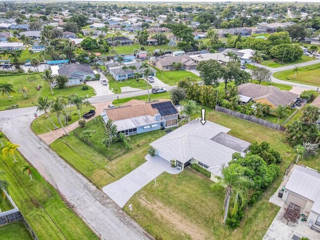 Building Photo - 2074 SE Doverbrook St