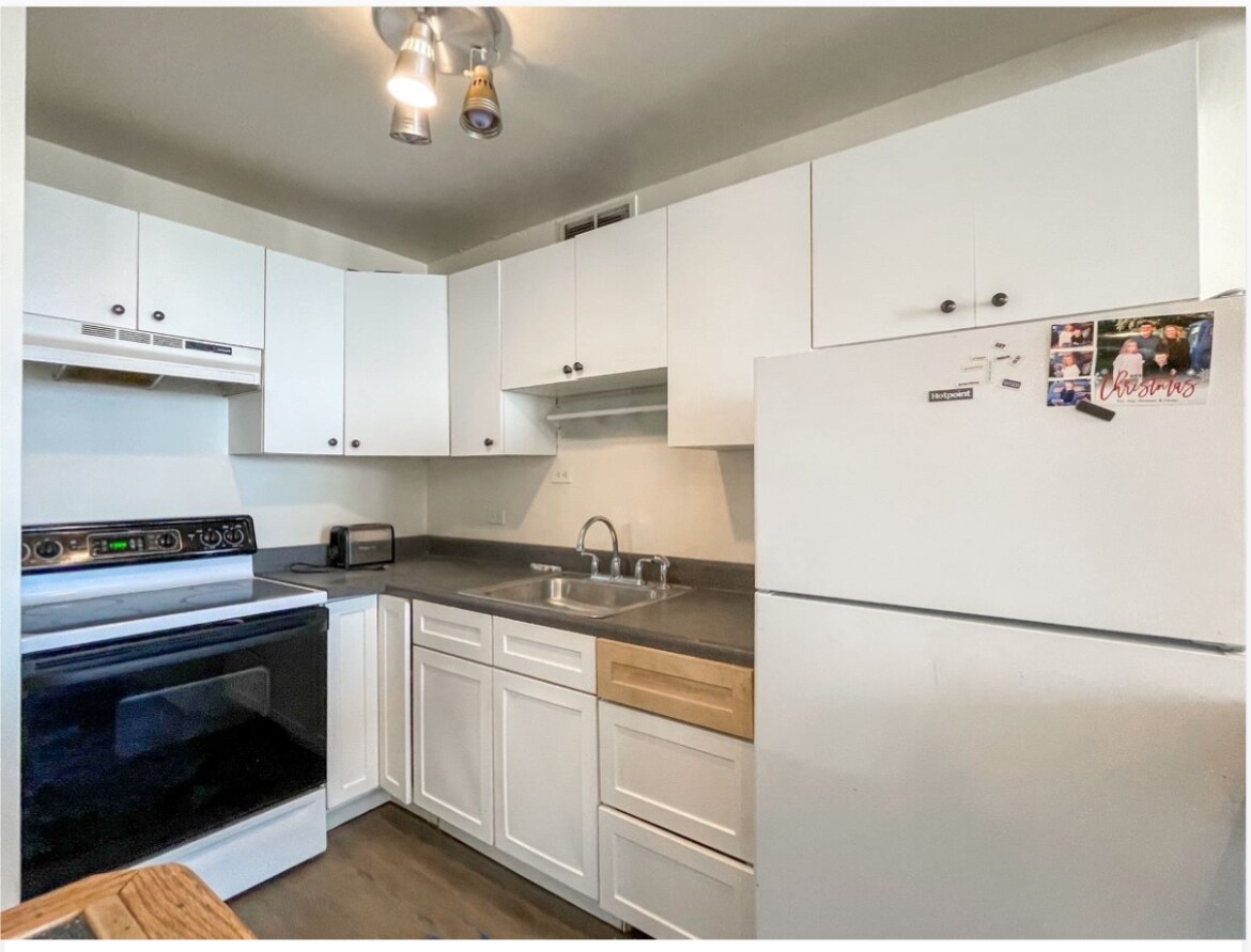 Building Photo - 4250 N Marine Dr