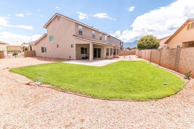 Building Photo - Beautiful 2-Story Home, 5 Bedroom, 3 Full ...