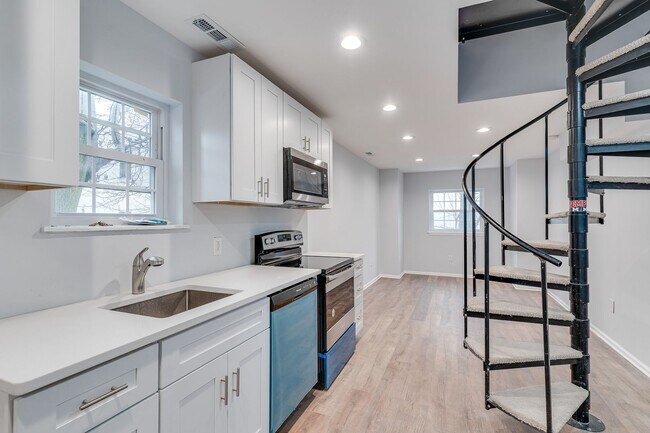 Building Photo - Newly Renovated Temple Apartment