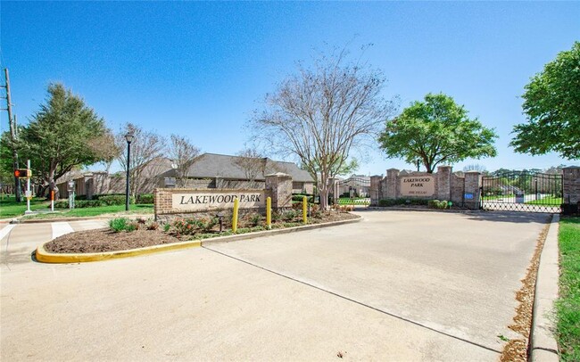 Building Photo - 15910 Cottage Ivy Cir