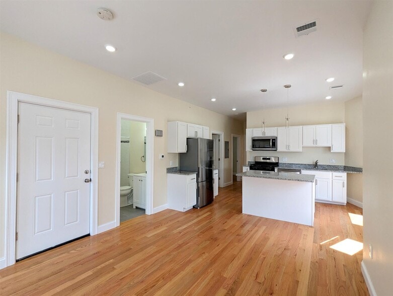 Building Photo - 2 Sacramento Pl