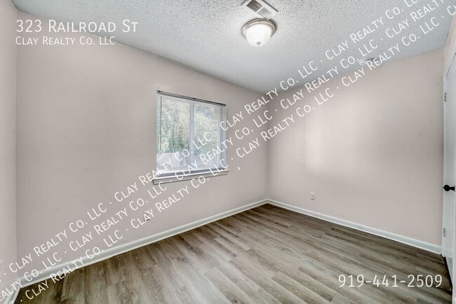 Building Photo - 323 Railroad St