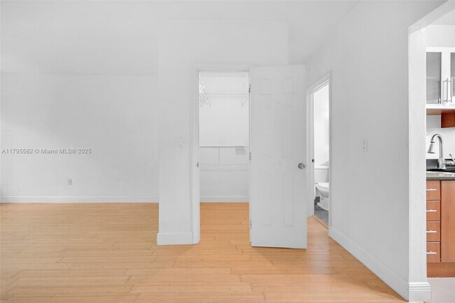 Building Photo - 320 85th St