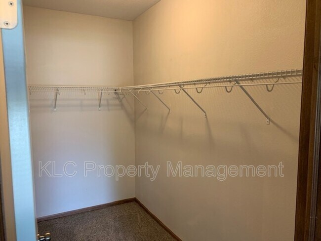 Building Photo - 1825 SW White Birch Cir