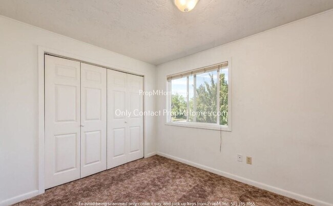 Building Photo - Updated Two Bedroom Unit in Salem!