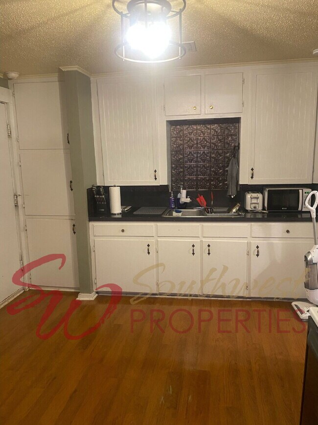 Building Photo - One bedroom home with great backyard!