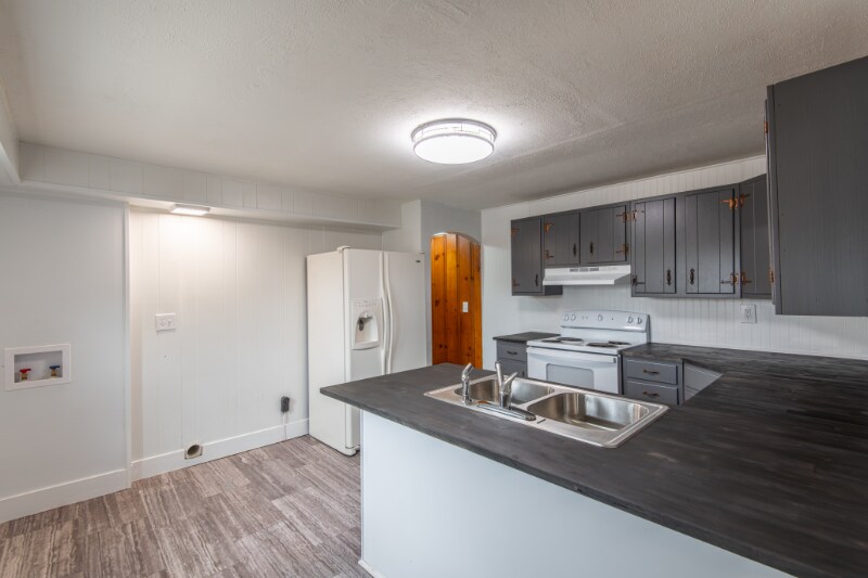 Building Photo - 601 Riverview Dr