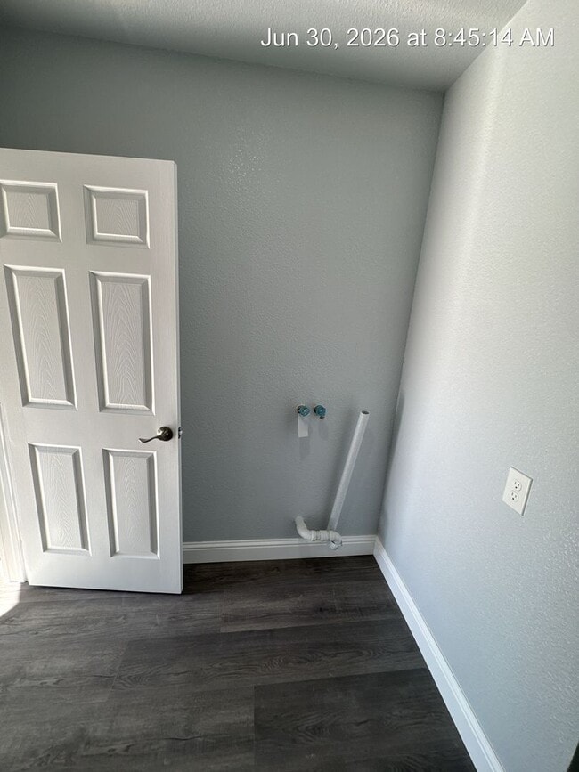 Building Photo - 2543