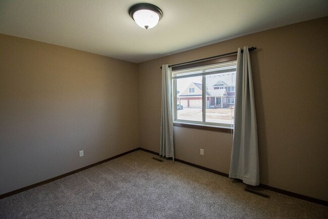 Building Photo - Move-In Ready NW Rochester Home with Finished Lower Level