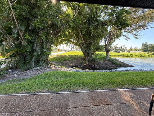 Building Photo - IMG Golf Course 2/2 Condo at Valencia Gard...