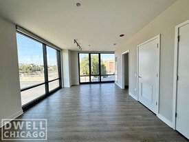 Building Photo - 737 N May St